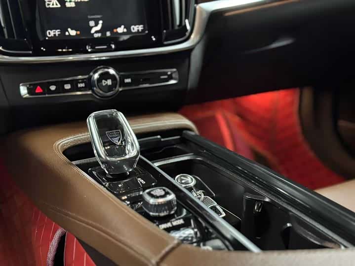 Фото 8 - Volvo S90