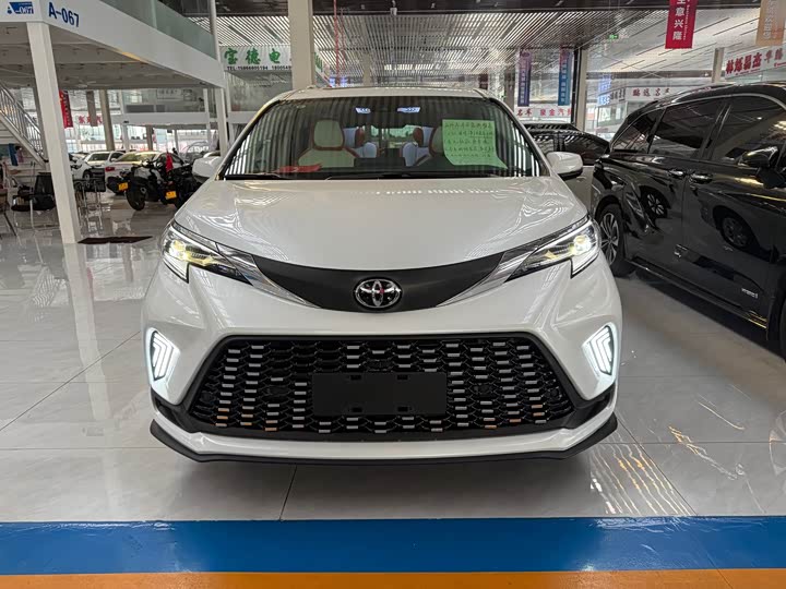 Фото 1 - Toyota Granvia