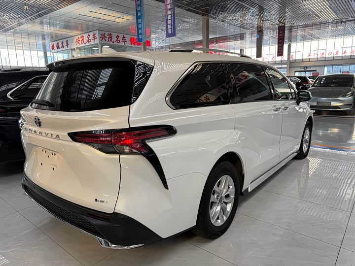 Фото 3 - Toyota Granvia