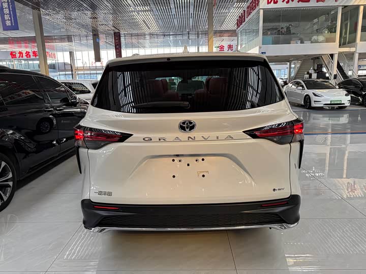 Фото 4 - Toyota Granvia