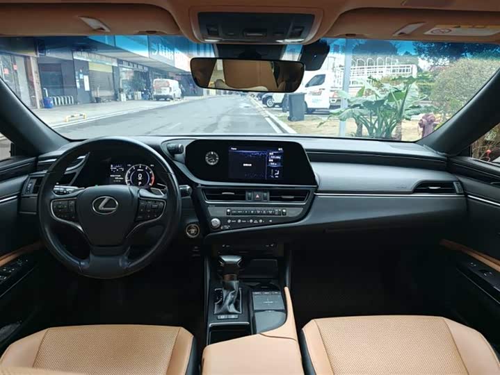 Фото 6 - Lexus ES