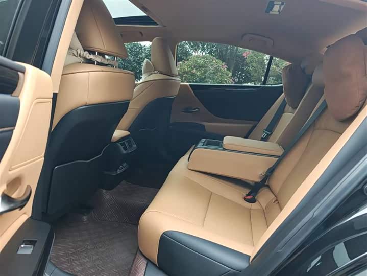 Фото 7 - Lexus ES