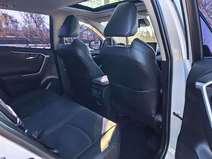 Фото 9 - Toyota Wildlander