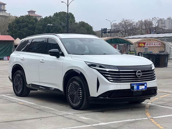 Photo 3 - Nissan Pathfinder