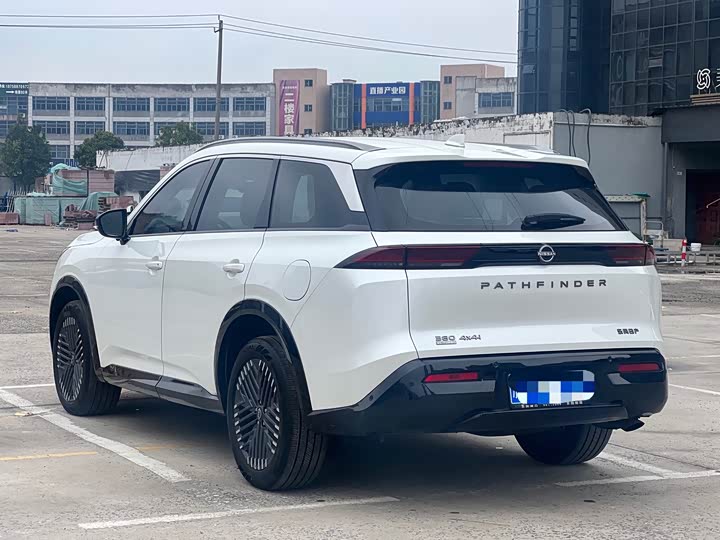 Photo 5 - Nissan Pathfinder