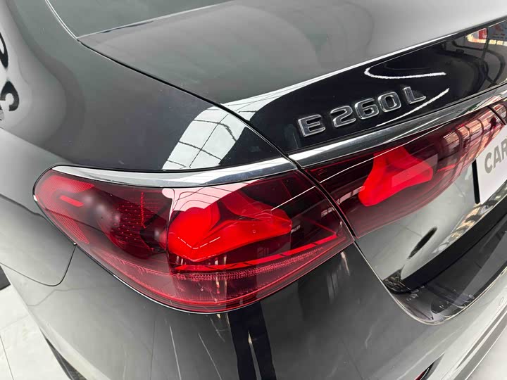 Фото 9 - Mercedes-Benz E-Class