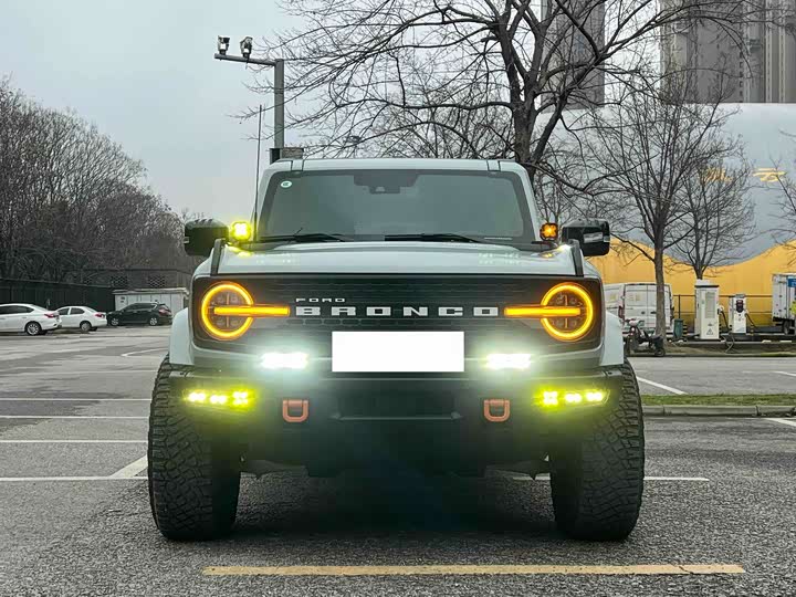 Photo 2 - Ford Bronco