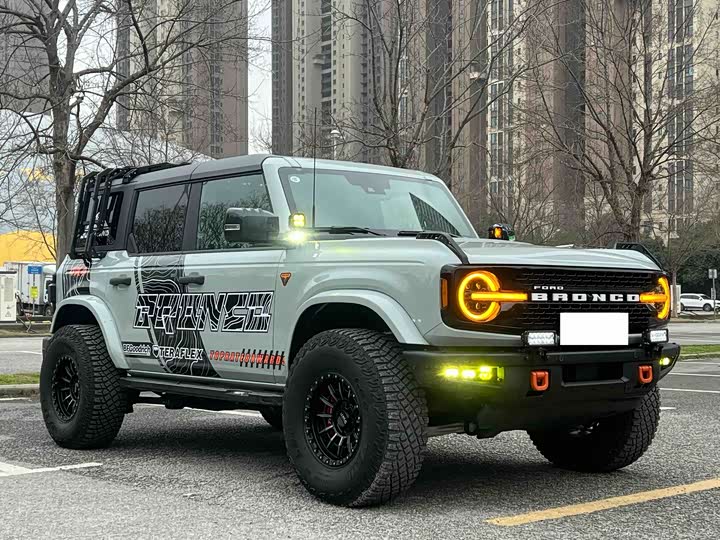 Photo 3 - Ford Bronco