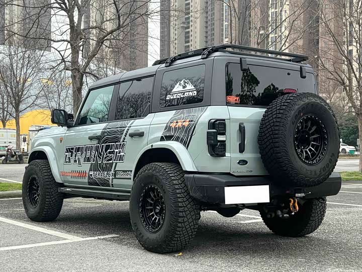 Photo 4 - Ford Bronco