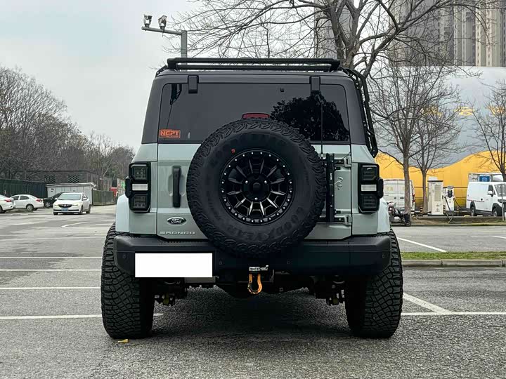 Photo 5 - Ford Bronco