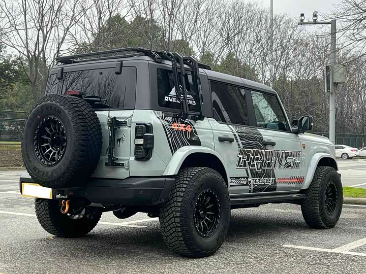 Photo 6 - Ford Bronco