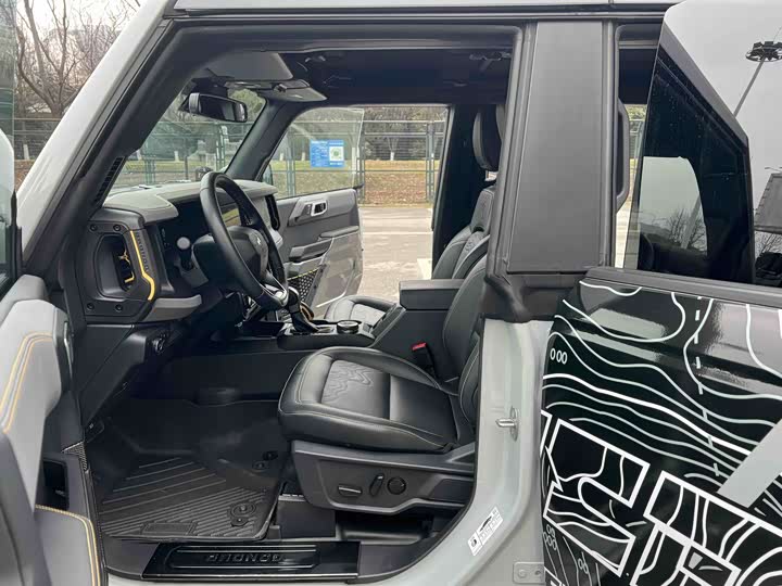 Photo 7 - Ford Bronco