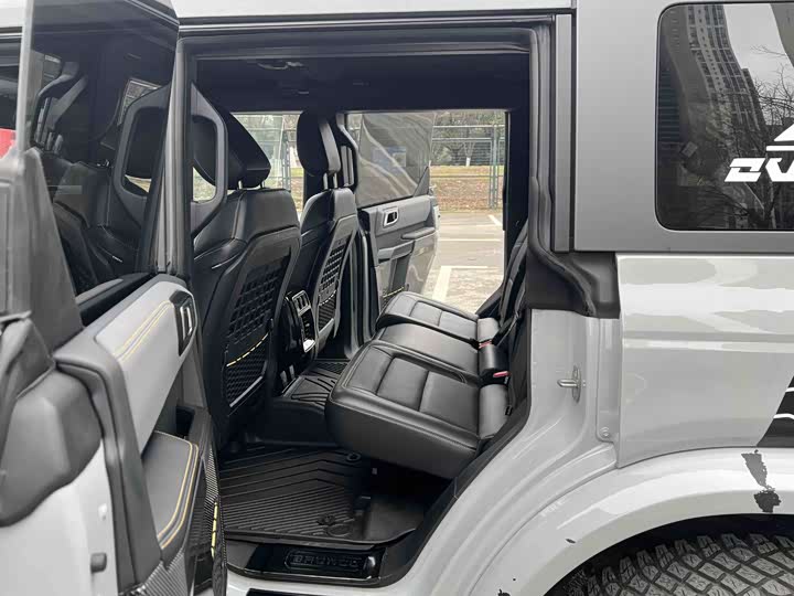 Photo 8 - Ford Bronco