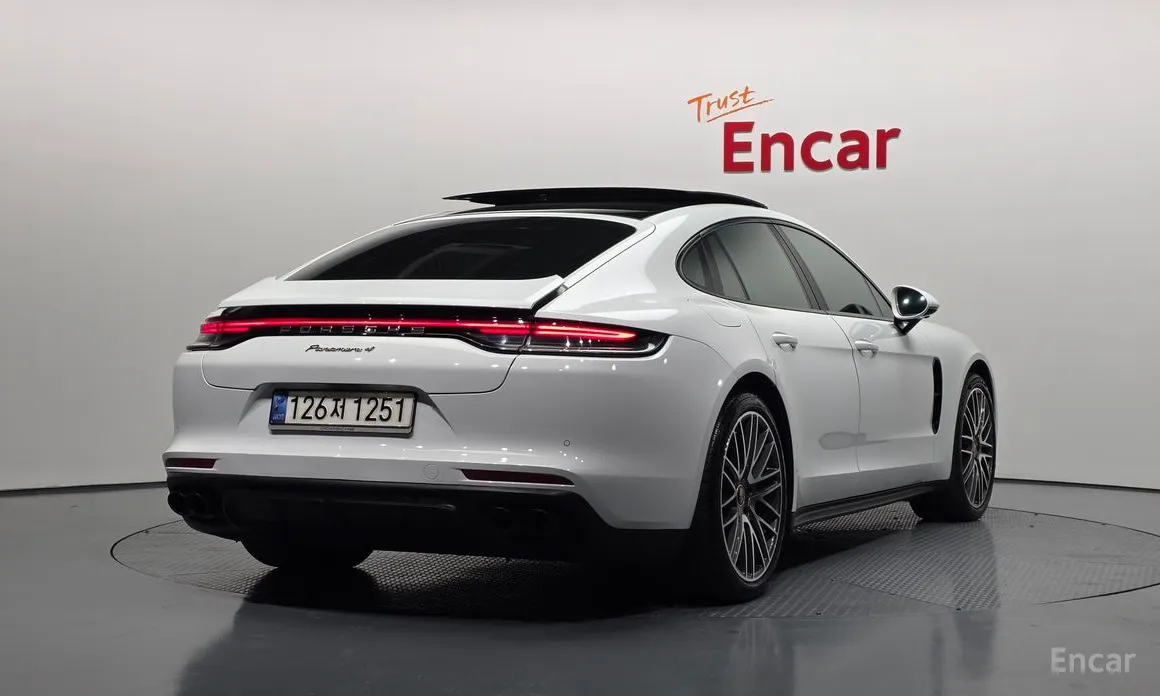 Фото 2 - Porsche Panamera