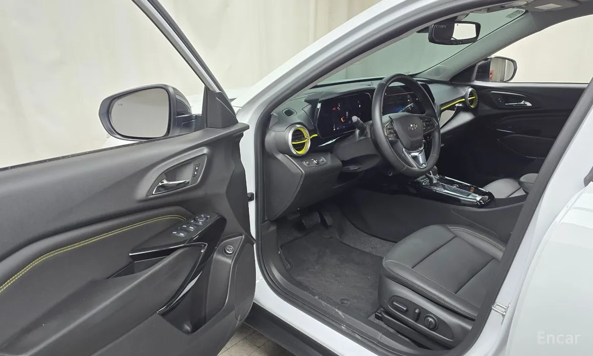 Photo 10 - Chevrolet Trax