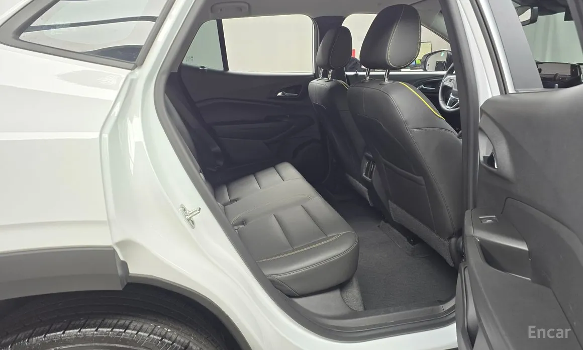 Photo 12 - Chevrolet Trax