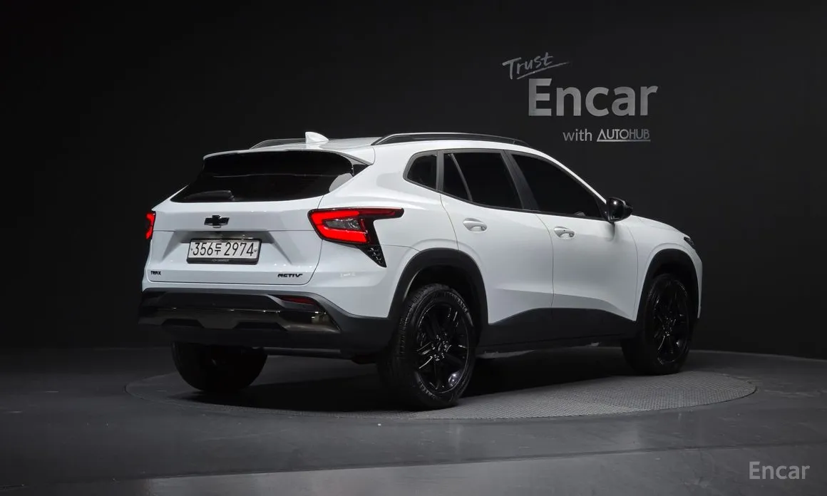 Photo 2 - Chevrolet Trax