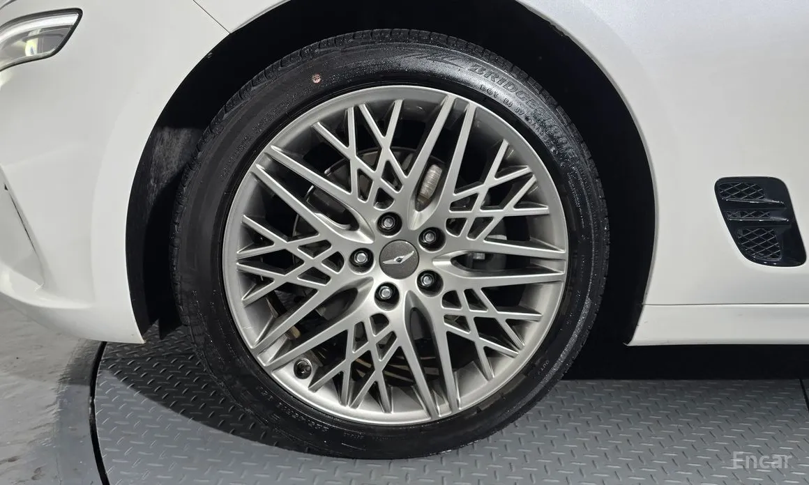 Photo 5 - Genesis G70