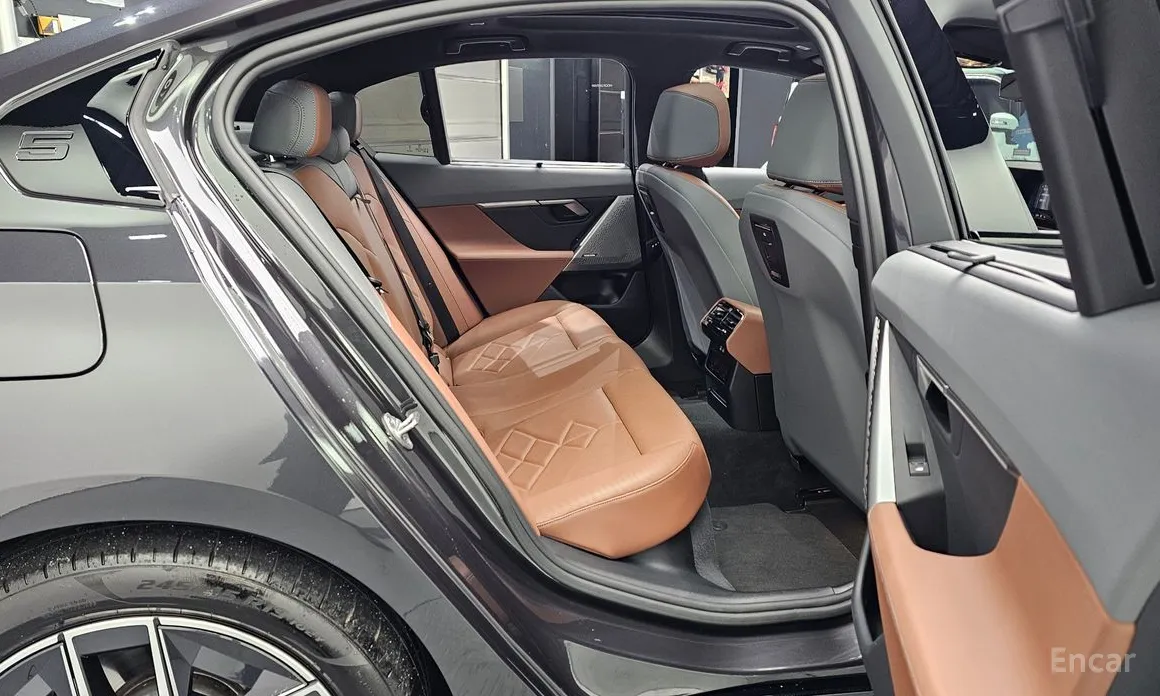 Фото 12 - BMW i5