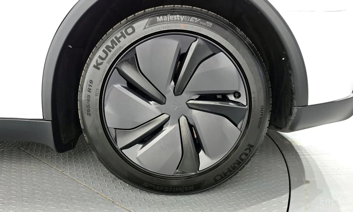 Photo 5 - Tesla Model Y