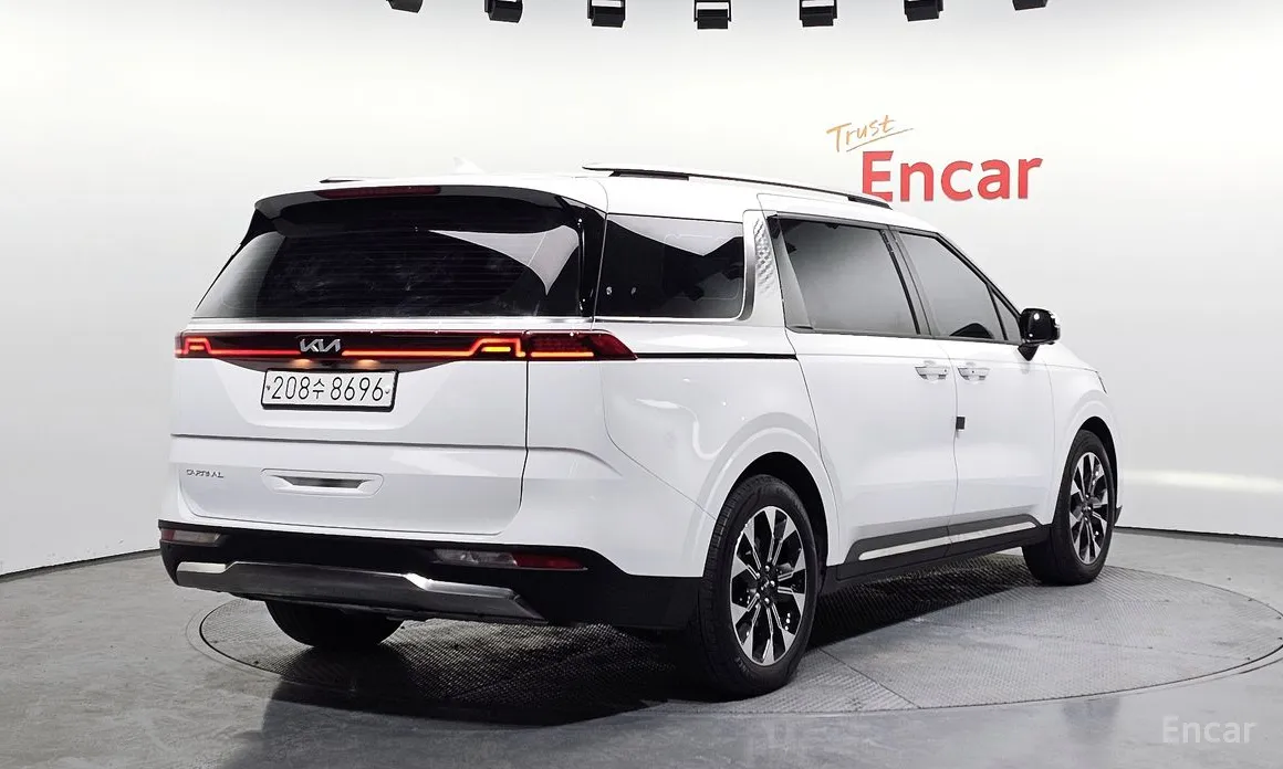 Photo 2 - Kia Carnival