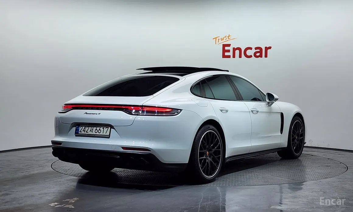 Фото 2 - Porsche Panamera