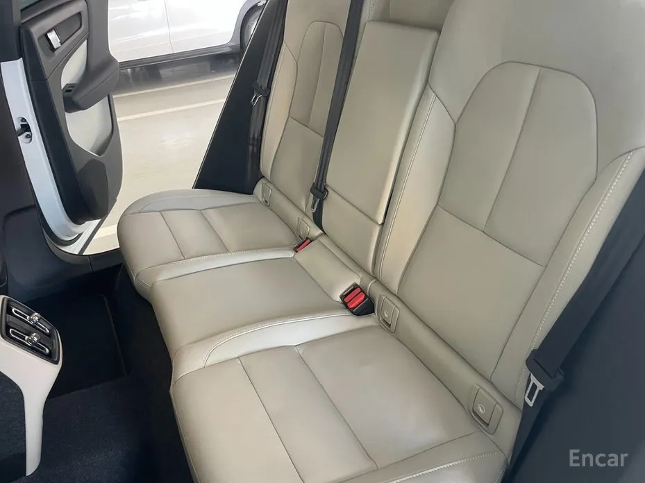 Фото 11 - Volvo XC40