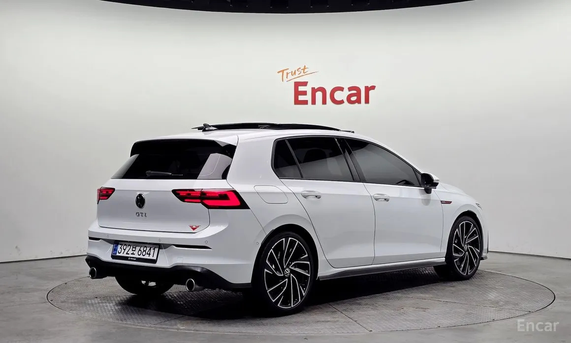 Photo 2 - Volkswagen Golf