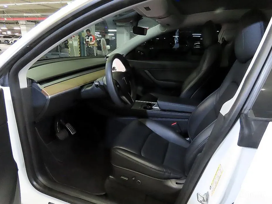 Photo 6 - Tesla Model Y