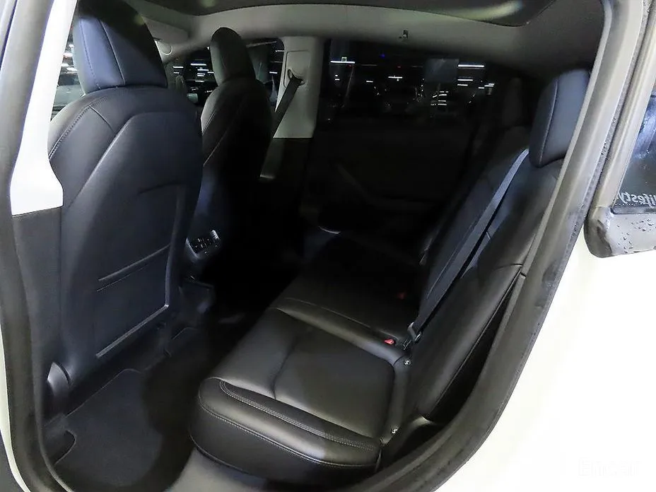 Photo 7 - Tesla Model Y