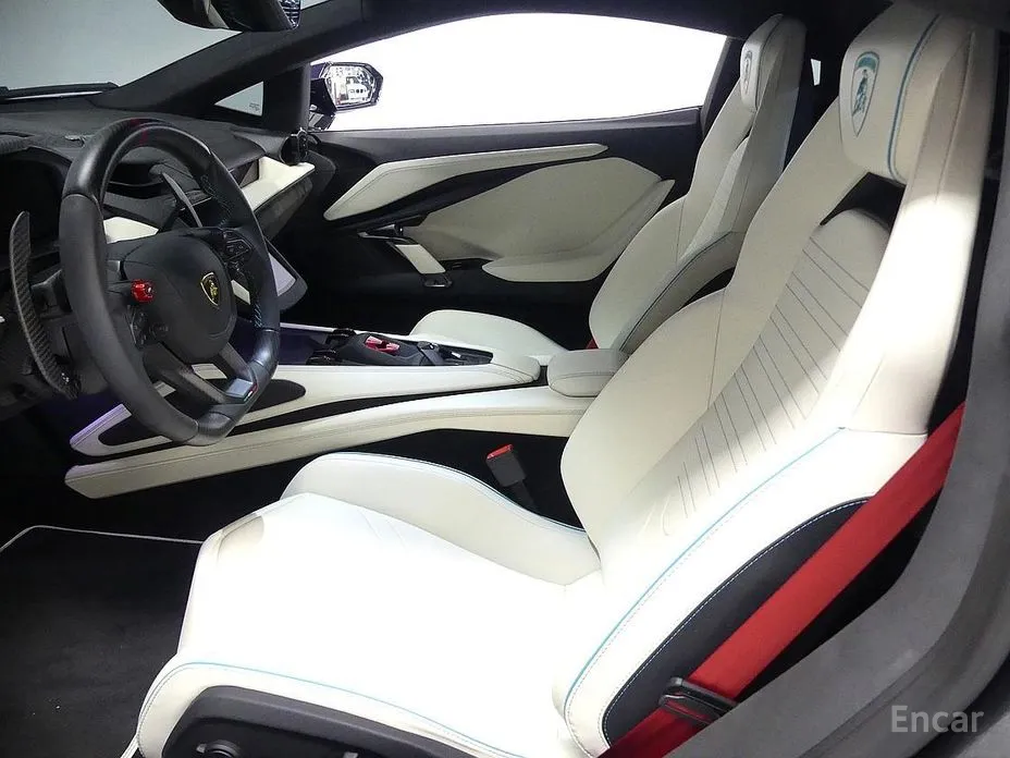 Фото 10 - Lamborghini Revuelto