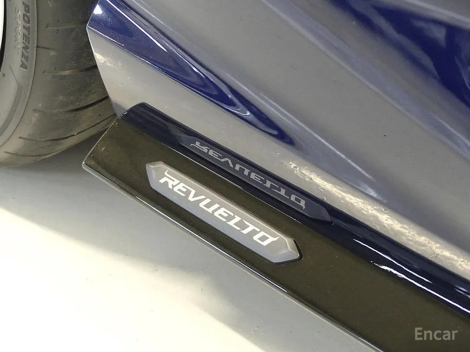 Фото 17 - Lamborghini Revuelto