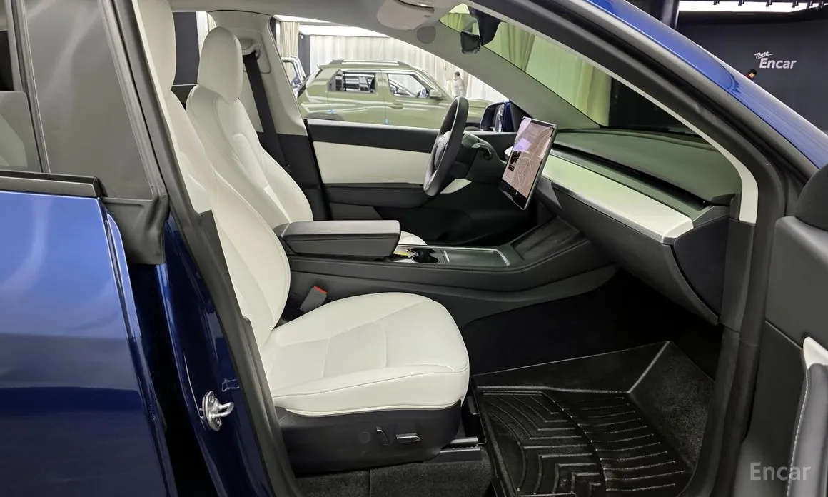 Photo 11 - Tesla Model Y