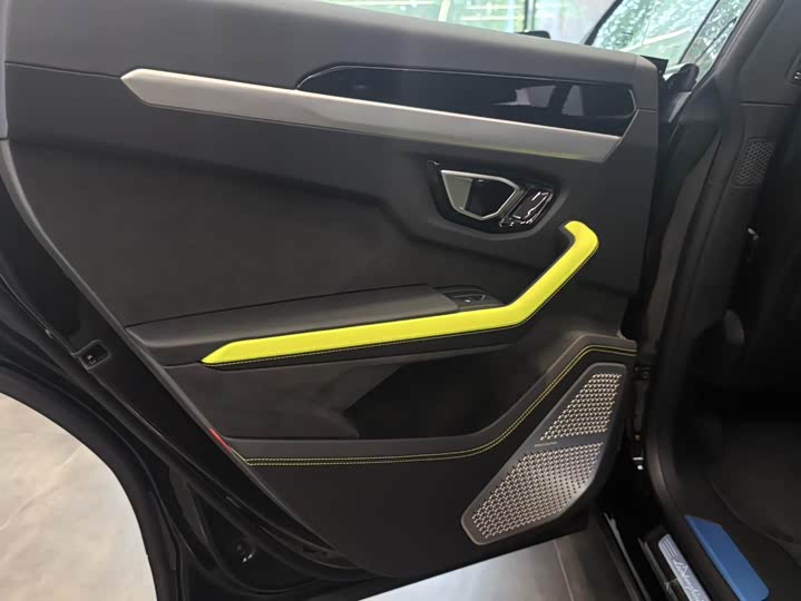 Photo 7 - Lamborghini Urus SE