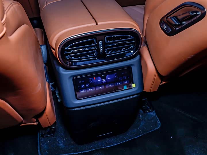 Фото 4 - BYD Yangwang U8