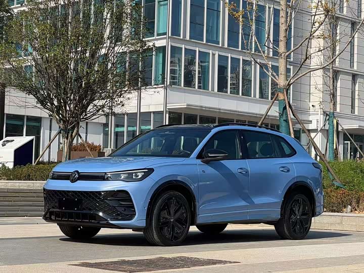 Photo 1 - Volkswagen Tiguan L Pro