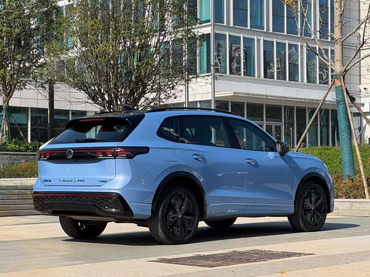 Photo 3 - Volkswagen Tiguan L Pro