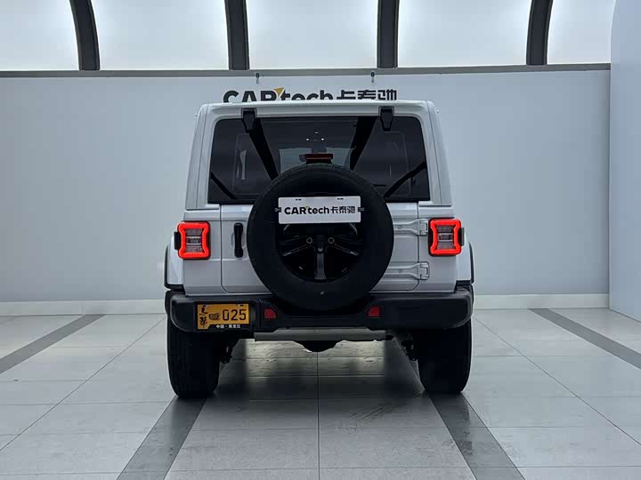 Фото 3 - Jeep Wrangler