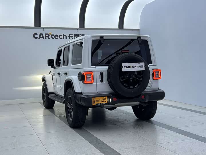 Фото 4 - Jeep Wrangler
