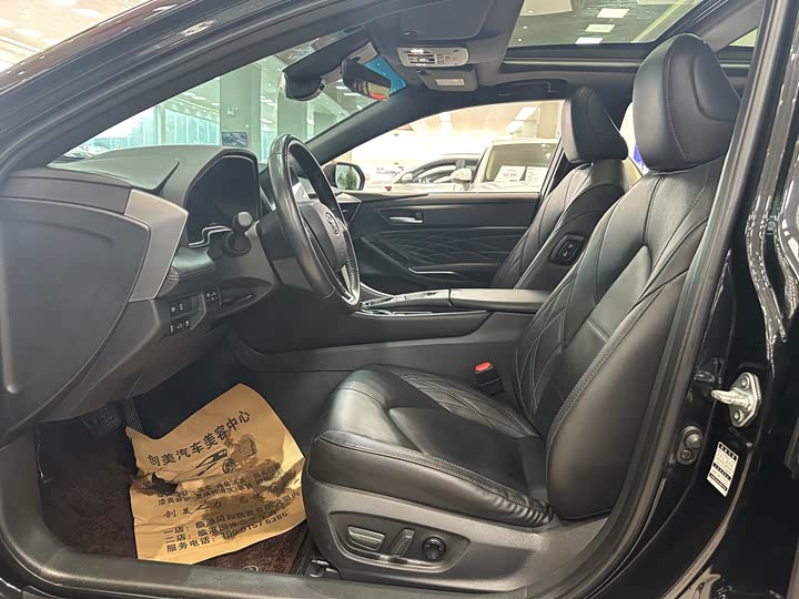 Photo 5 - Toyota Avalon