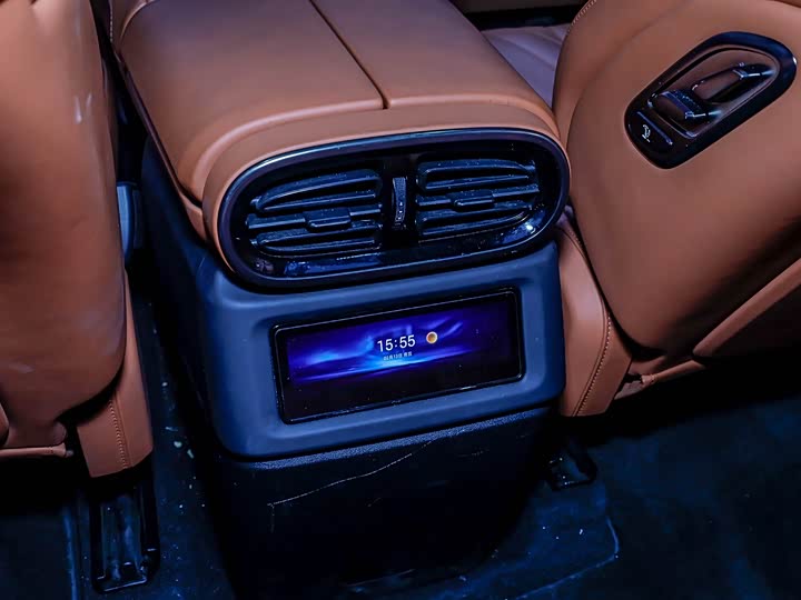 Фото 3 - BYD Yangwang U8