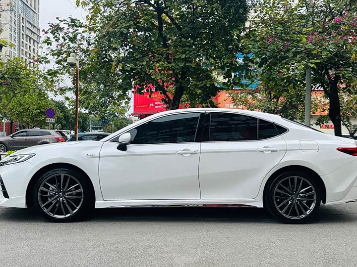 Фото 8 - Toyota Camry