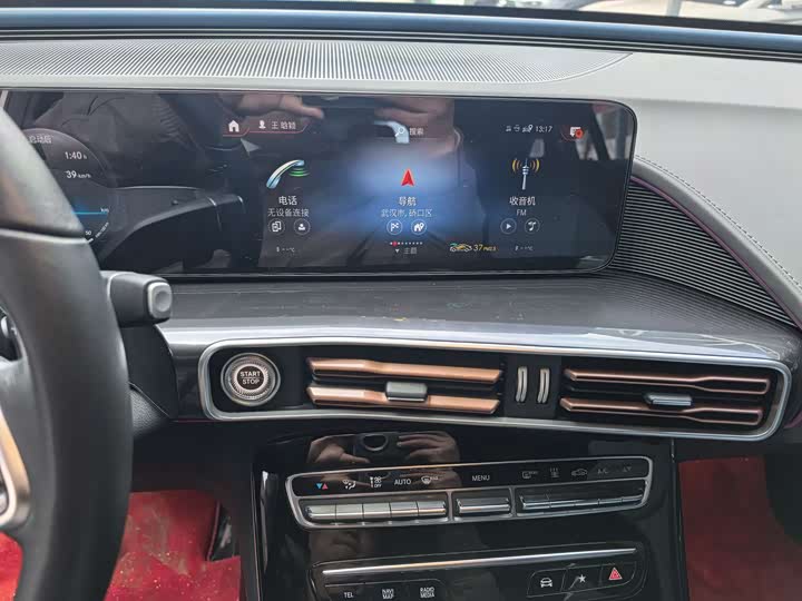 Фото 9 - Mercedes-Benz EQC