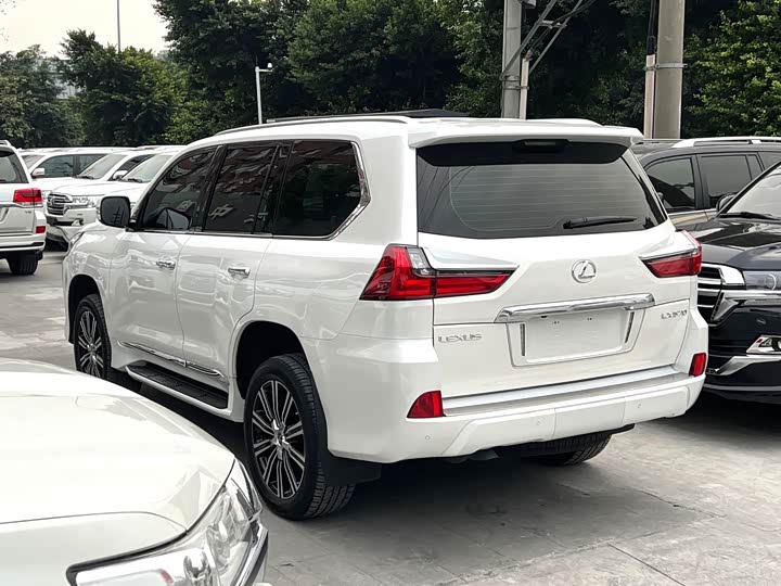 Фото 3 - Lexus LX