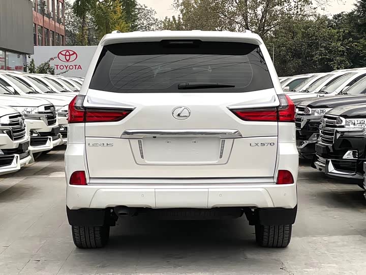 Фото 4 - Lexus LX