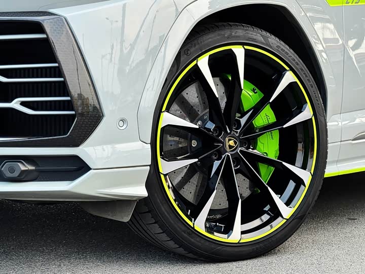 Фото 2 - Lamborghini Urus