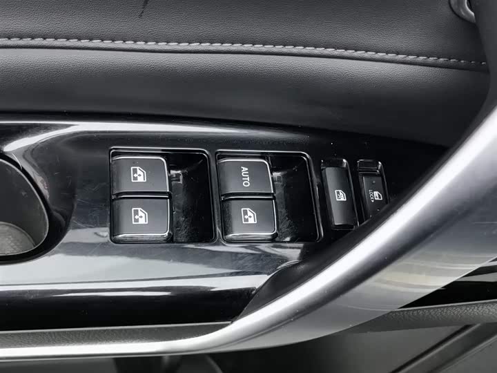 Фото 9 - Changan CS95