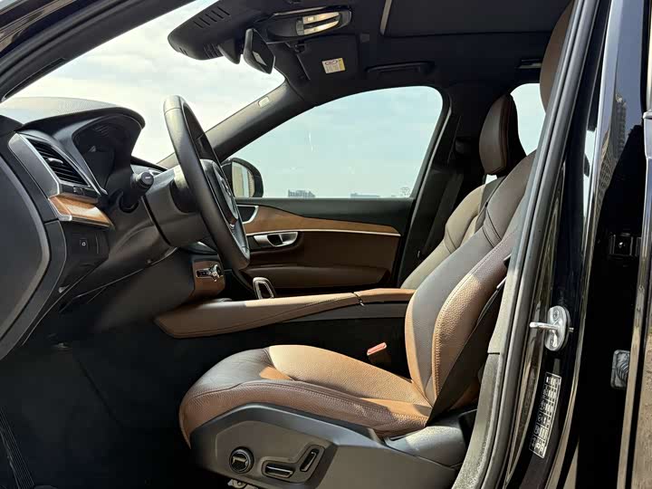 Фото 7 - Volvo XC90