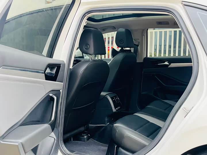 Photo 4 - Volkswagen Sagitar L