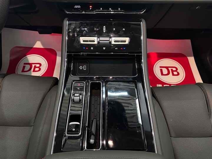 Фото 9 - Lincoln Aviator